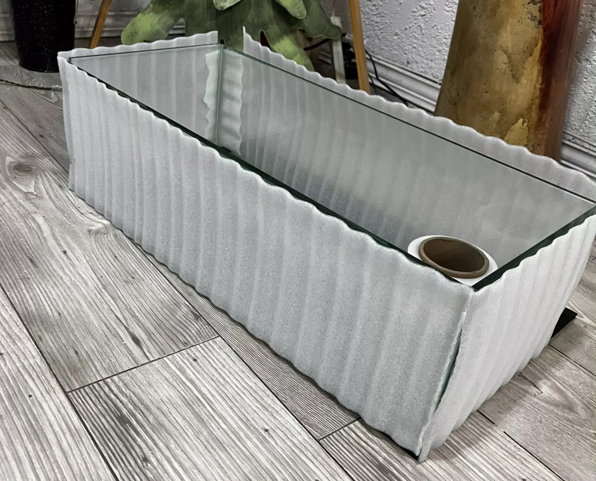 Pecera terminada en proceso de empaque